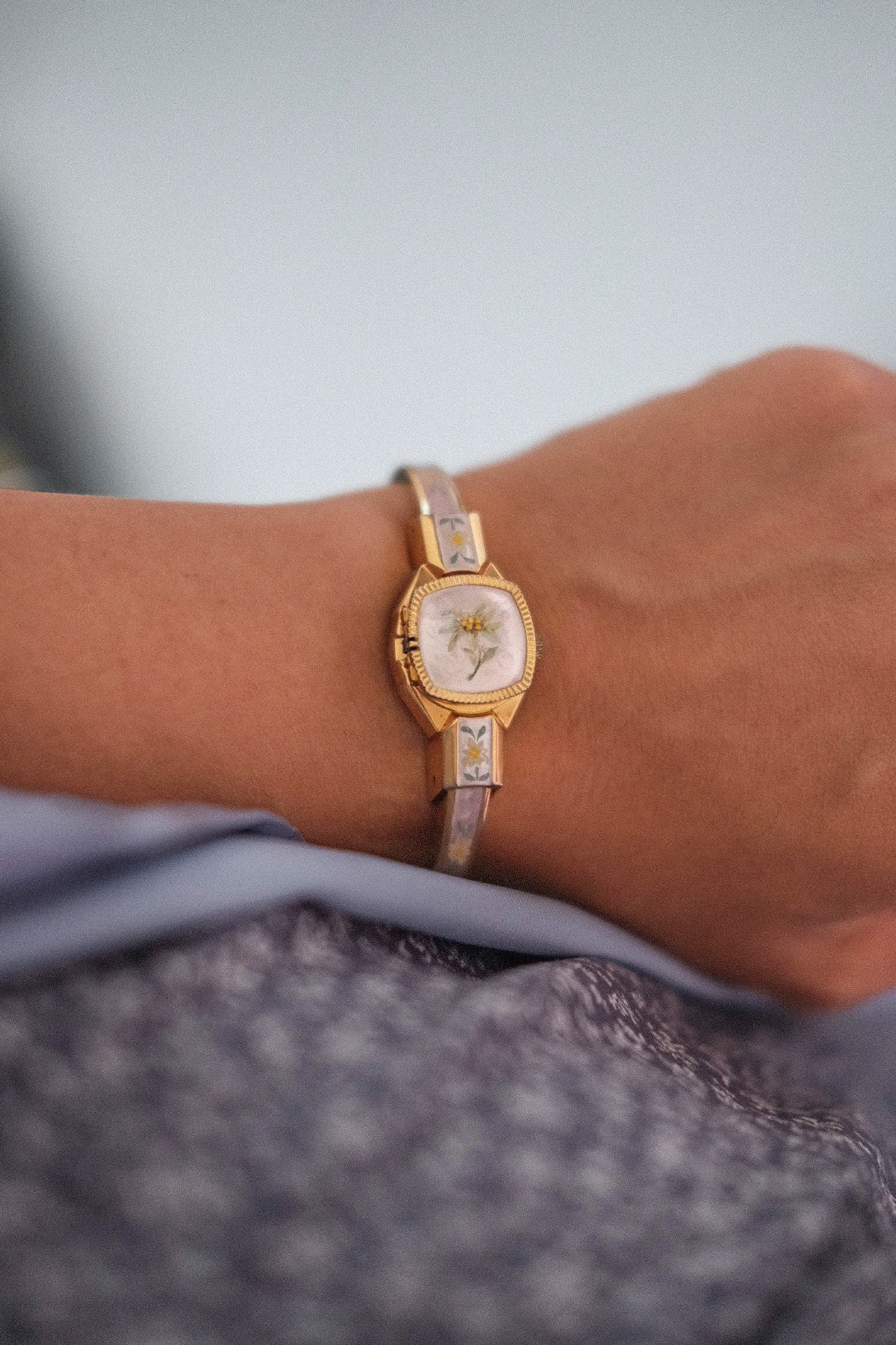 Vintage Peek-a-boo Bangle Watch - Pink Pearl Square